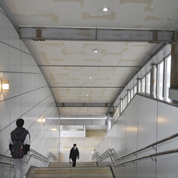 見栄え悪いJR豊川駅の東西自由通路
