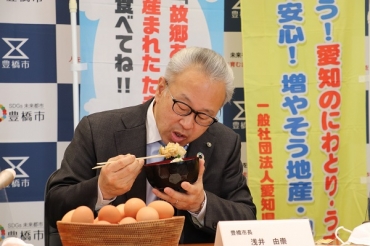 地元食材で作った親子丼を食べ、安全性をアピールする浅井市長=豊橋市役所で