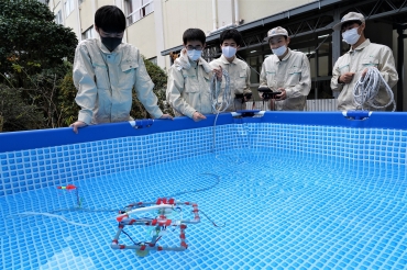 水中ロボットを操作する生徒=県立三谷水産高校で