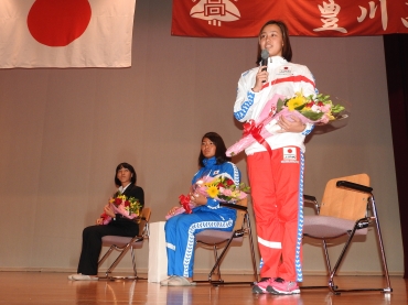 全校生徒を前に意気込みを語る(右から)今井さん、森山さん、安藤さん=豊川高校で