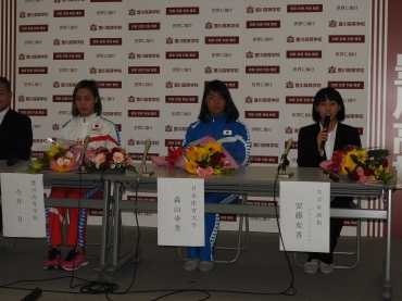 会見で世界大会への抱負を述べる(右から)安藤さん、森山さん、今井さん=同
