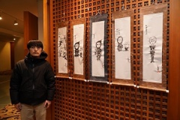 5旅館で展示中の大橋さんの作品=明山荘で