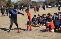 サッカー日本代表コーチの名波さん 豊橋で児童に指導