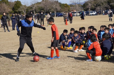 小学生を指導する名波さん=豊橋総合スポーツ公園で(提供)