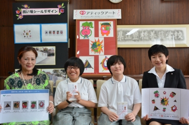 絵が採用された(左から2人目から)鈴木さんと高野さん=豊橋特別支援学校で