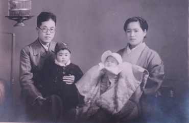 1940年頃の加藤家の記念写真。赤ちゃんは侑子さんと式子さん(提供)