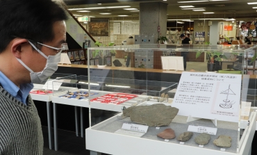 絹村さんの企画展=豊橋市中央図書館で