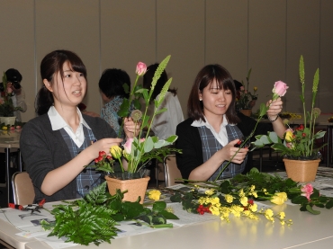 豊川産バラを使ったフラワーブーケ作りを楽しむ女性たち=豊川商議所で