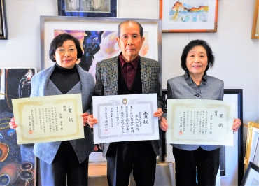 賞状を手にする佐藤さん、長坂さん、吉葉さん(左から)=豊橋市内で