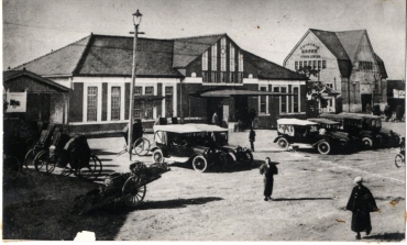 昭和初期の豊橋駅、右の三角屋根が吉田駅(同)