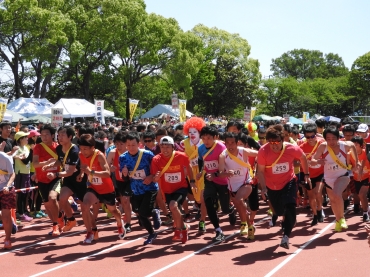 一斉にスタートする出場ランナーたち=豊川市陸上競技場で