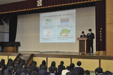 活動を発表する生徒たち=豊橋中央高校で