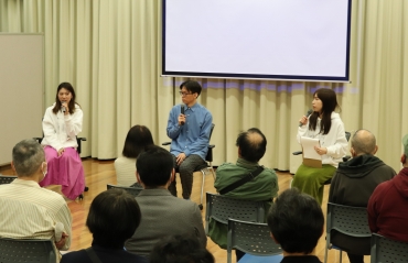 トークショーで脚本や制作秘話などを紹介する谷口さん、星川さん、蔭山さん(左から)=ここにこで