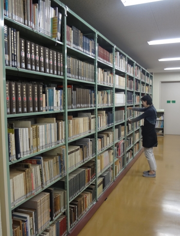 7日から利用できる「田﨑文庫」=豊橋市中央図書館内で(提供)
