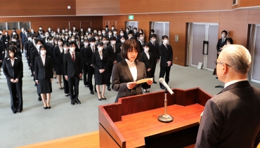 浅井市長に宣誓する新入職員代表の大久保さん=豊橋市役所で