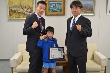 山西教育長(左)、メダルを見せる村田選手と伊藤監督=豊橋市役所で