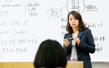 講義中の樫村教授=愛知大学豊橋キャンパスで(提供)