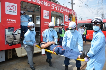 訓練で路面電車から運び出される傷病者=豊橋市東田町で