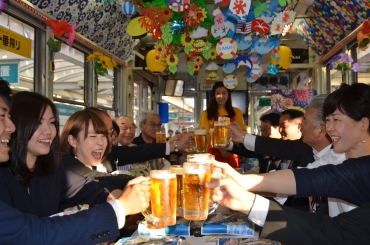 12日から運行を始める納涼ビール電車。今年で25周年を迎える=豊橋鉄道市内線で
