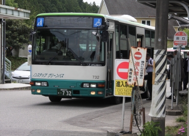 田口新城線のバス=設楽町田口で