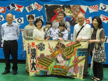 山本さん一家と景大さんの初凧=市総合体育館で