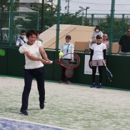 「オーエスジードリームコート豊川」オープン記念で杉山さん迎えテニス教室