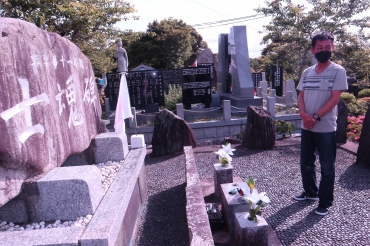 三ケ根山の戦没者慰霊碑を訪ねた花田館長=西尾市で