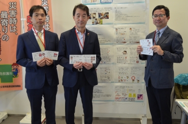 絵カードを作成した平松さん、市歯科医師会の松井和博会長ら(右から)=保健所・保健センターで