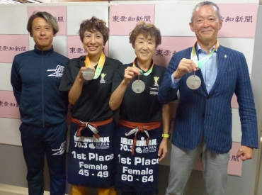 結果報告に訪れた(右から)石川さん、鹿野さん、小原さん、今枝さん=東愛知新聞社で