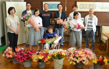 バラの花束を前にする生産者と児童生徒の代表=豊橋特別支援学校で