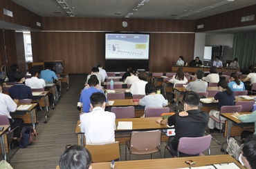 約50人の職員が参加した地域猫の研修会=豊川市役所で