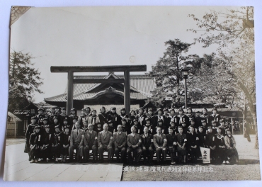 靖国神社を参拝した杉本さん(前列右から2人目)