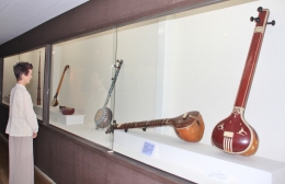 新城のヨコタ博物館で東南アジア・インドの楽器展示