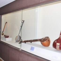 新城のヨコタ博物館で東南アジア・インドの楽器展示