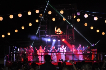 KOOさんのDJで披露された現代風の盆踊り「オドリモウデ」=いずれも豊川稲荷で