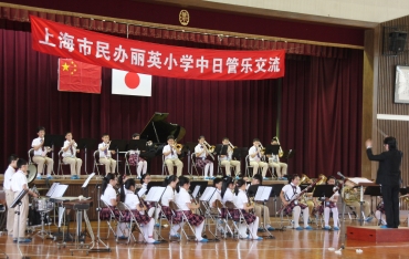 スターウォーズのテーマソングを演奏する上海市麗英小学校児童たち=蒲郡市立塩津中学校で
