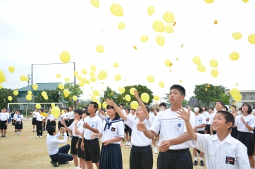 花菜さんの冥福を祈り、大空へと黄色の風船を放つ生徒ら=豊橋市立章南中学校で