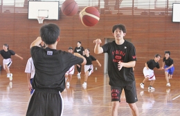 フェニックス新加入の大浦選手らバスケ教室