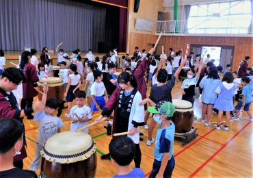 和太鼓を体験する子どもたち=鷹丘小学校で