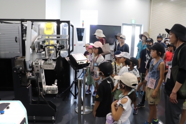 AIを生かした外観検査機を紹介した工場見学会=武蔵精密工業で