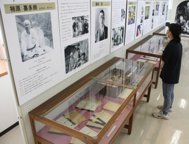 展示構想を書いたノートなどが並ぶ=いずれも鳳来寺山自然科学博物館