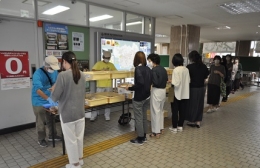 豊川市役所で福祉事業者がパンなど販売
