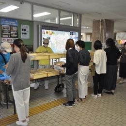 豊川市役所で福祉事業者がパンなど販売