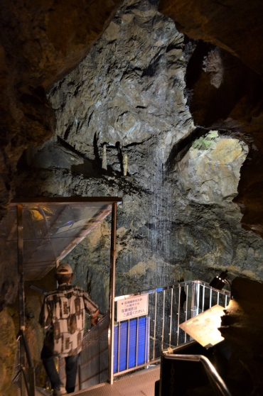 竜ケ岩洞の「黄金の大滝」