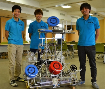 学生ロボコンでベスト8となった学生たちとロボット=豊橋技術科学大学で
