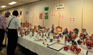 えとを題材にした郷土玩具展=いずれも豊橋市民文化会館で