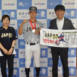 渡邉さんが豊川市長へ世界少年野球優勝報告