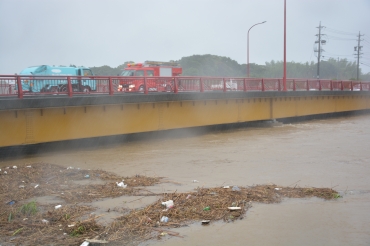 大雨で水位が上昇した梅田川。消防が警戒した=豊橋市内で