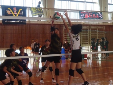 激しい戦いを繰り広げる美川と矢作の選手=本郷中学校で