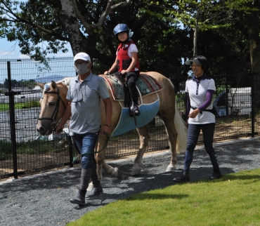乗馬体験をする子ども=赤塚山公園で